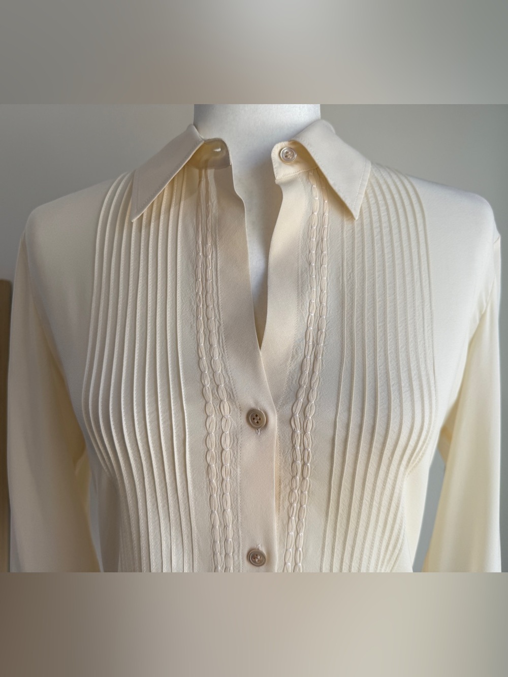 Theory Cream Silk Pintuck Embroidered Blouse – Size Medium - Picture 3 of 9
